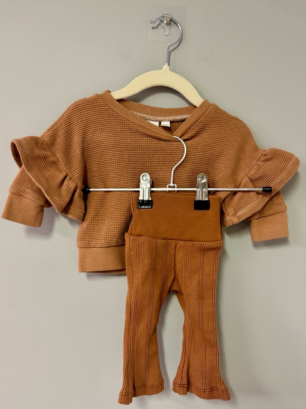 Girls' Ruffle Sleeve Waffle Top & Ribbed Leggings Set - Brown